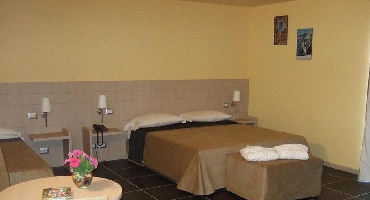Tus'Hotel Кастел ди Туза Екстериор снимка